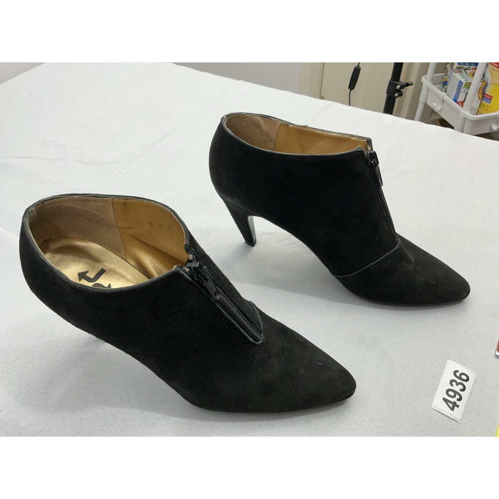 Womans Left & Right Booties 6.5 M Black Front Zip Pointed Toe Heel